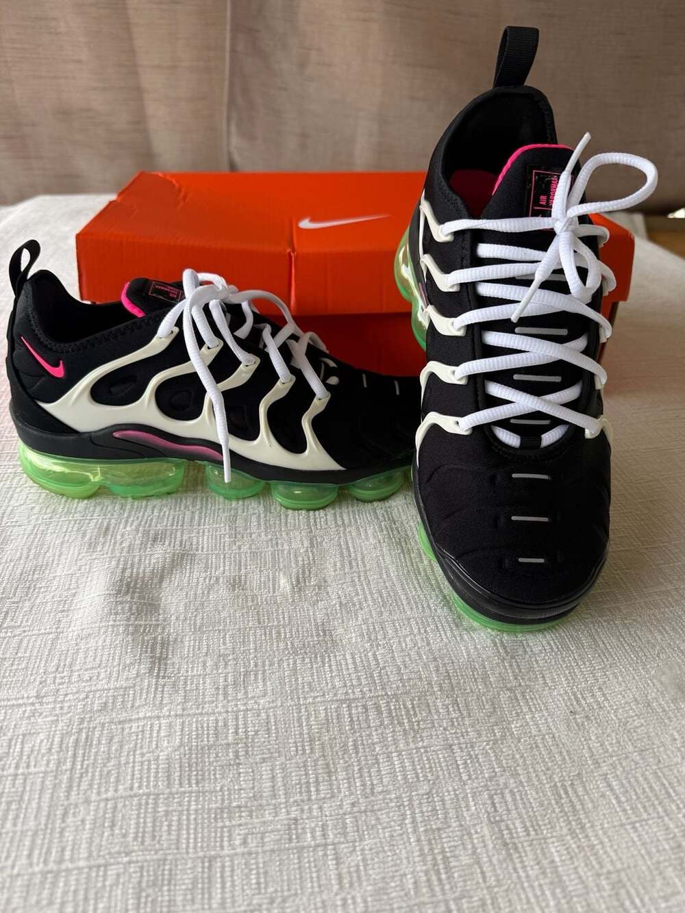 Nike Air VaporMax Plus Size 8.5 Black/Green/Pink DM8121-001
